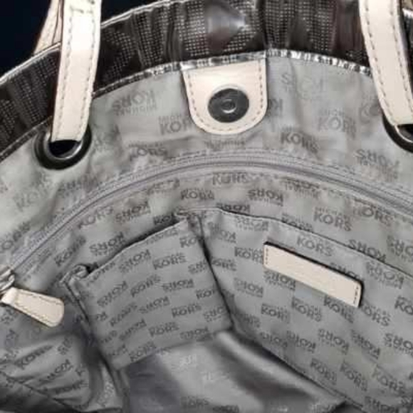 MICHAEL KORS Metallic Pewter Mirror Logo PVC & Leather North South Jet Set Tote - Picture 15 of 16